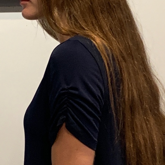 NWT- Kim & Co, Knit ruched, Short Sleeve, Top. - Picture 4 of 5